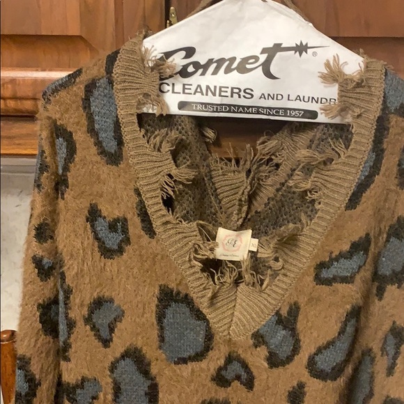 🐆Distressed Sweater🐆 - Picture 3 of 4